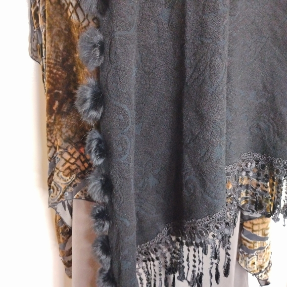 FUR POM POM AND FRINGED WRAP - Picture 4 of 9